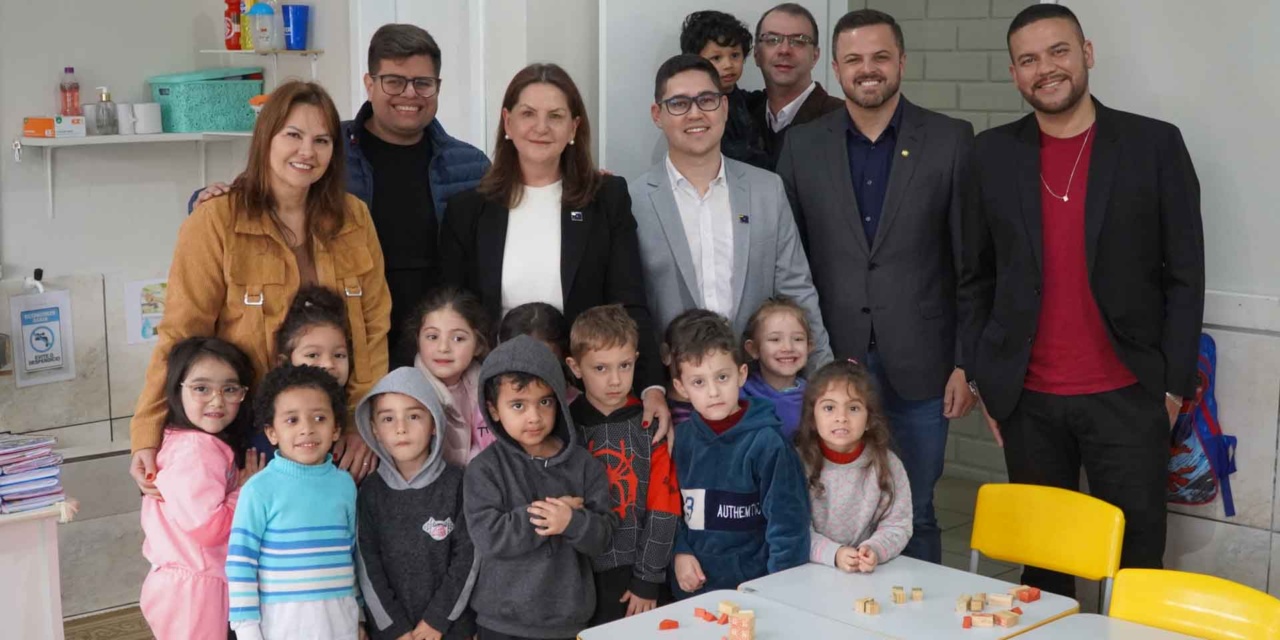 Prefeitura de Lages realiza ato de entrega simbólico de 100 lousas de vidro as unidades do Sistema Municipal de Educação