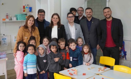 Prefeitura de Lages realiza ato de entrega simbólico de 100 lousas de vidro as unidades do Sistema Municipal de Educação