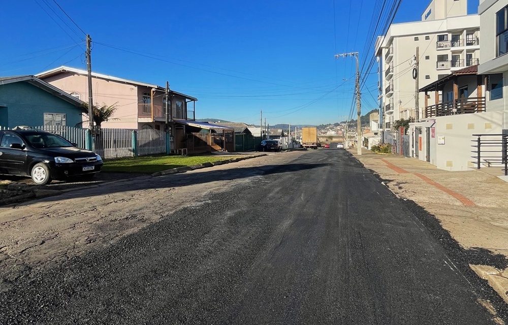Secretaria de Obras e Infraestrutura inicia revitalização do pavimento asfáltico no Universitário