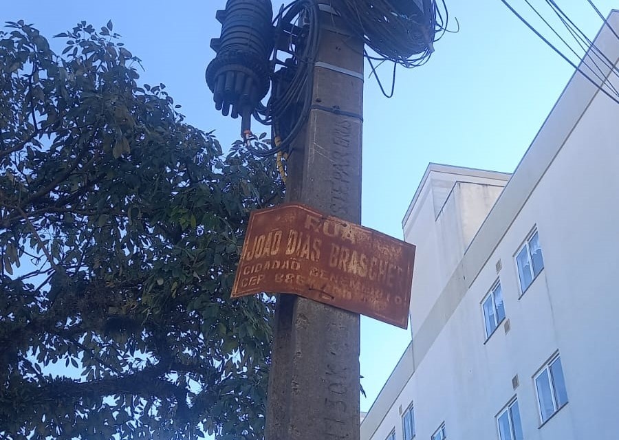 Secretaria de Obras e Infraestrutura já ajudou a substituir mais de 100 placas de identificação na cidade