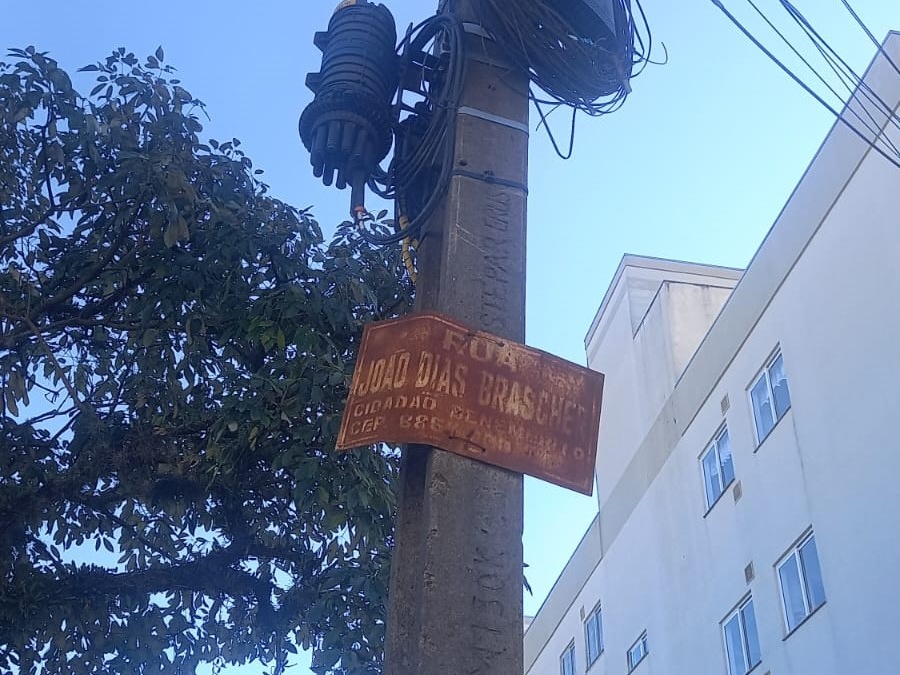 Secretaria de Obras e Infraestrutura já ajudou a substituir mais de 100 placas de identificação na cidade