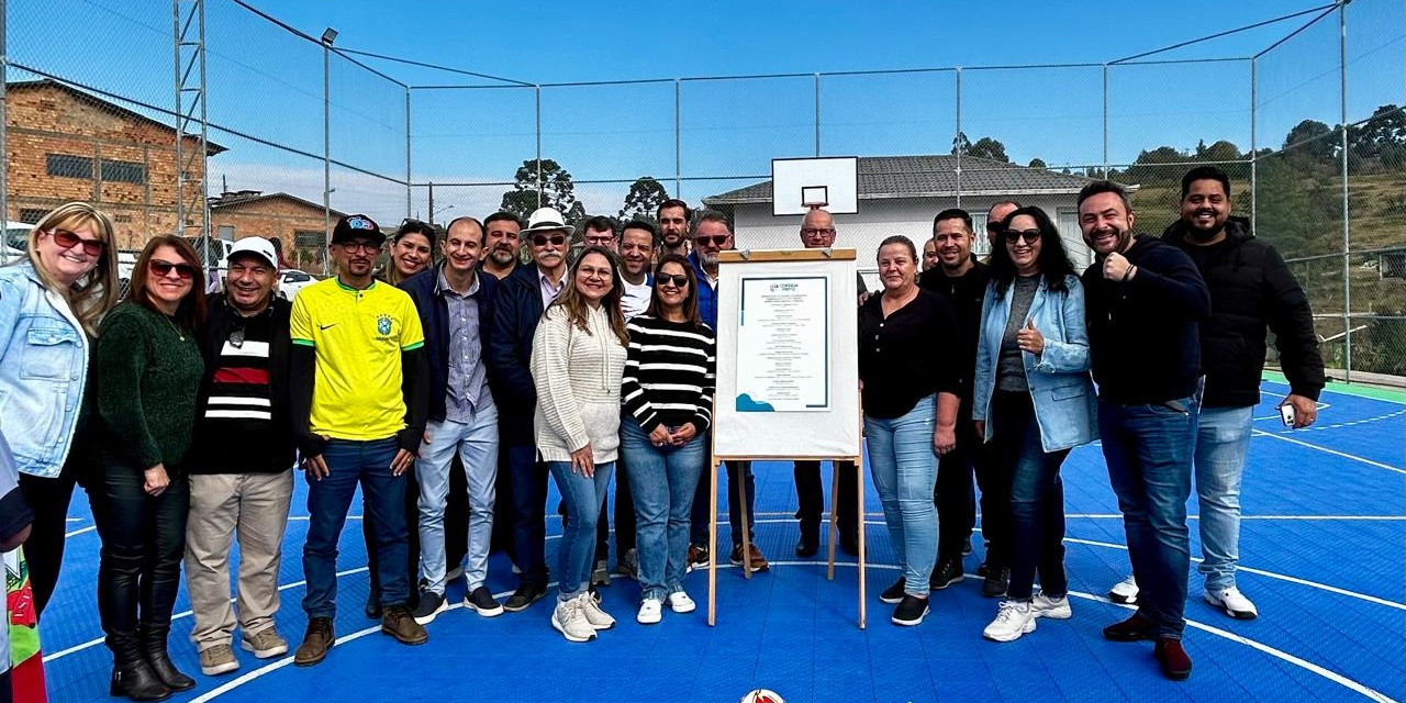 Prefeita de Correia Pinto entrega nova quadra poliesportiva e reforça compromisso com o esporte