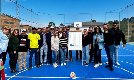 Prefeita de Correia Pinto entrega nova quadra poliesportiva e reforça compromisso com o esporte