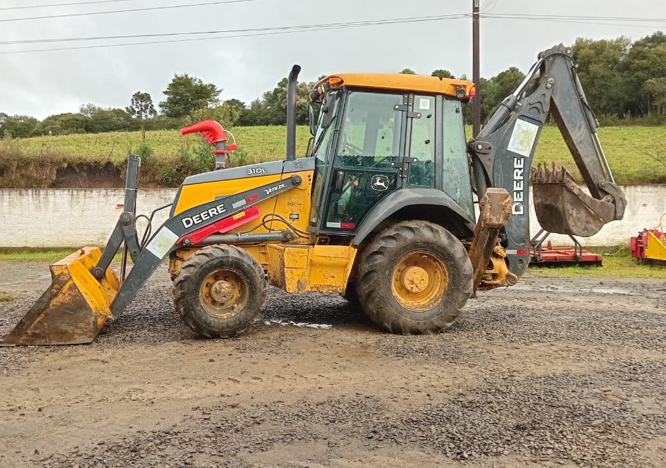 Retroescavadeira da Prefeitura volta a atender produtores rurais de Bocaina do Sul