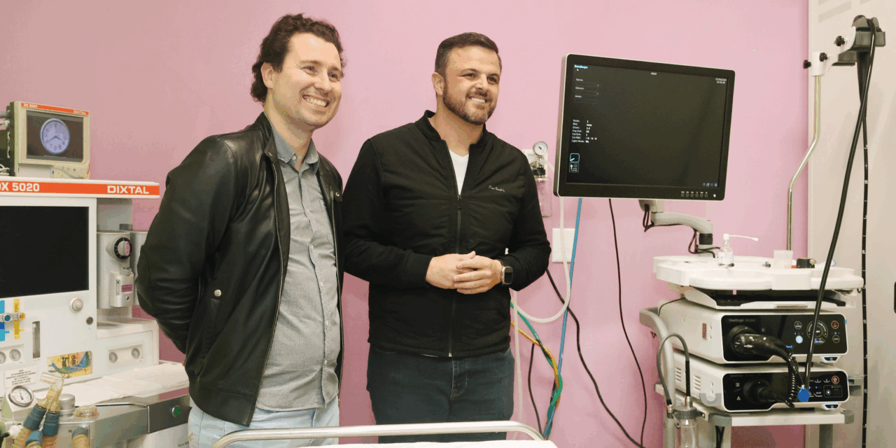 Lucas Neves entrega novo aparelho de endoscopia ao Hospital Nossa Senhora dos Prazeres