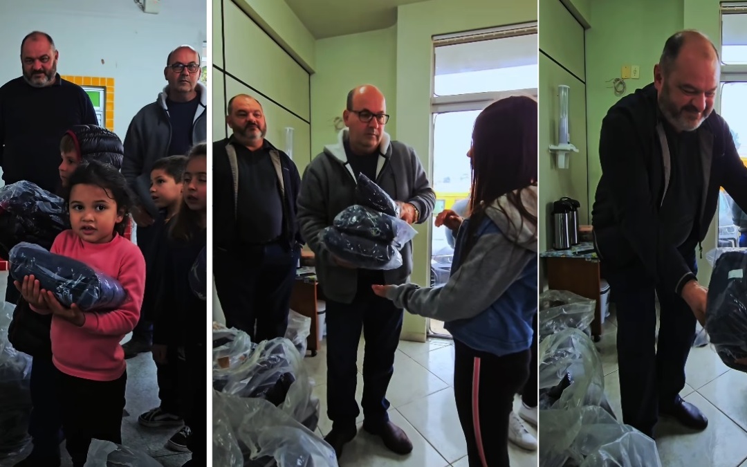 Palmeira entrega kits de uniforme escolar para alunos da rede municipal