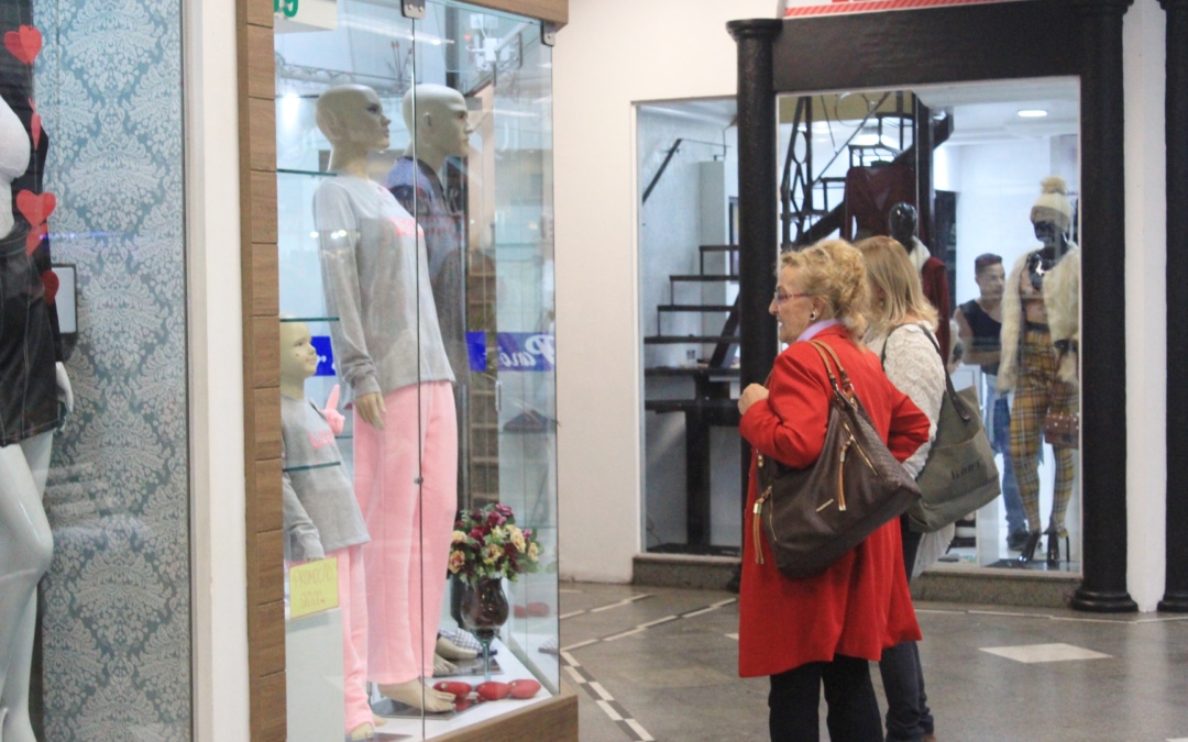 Procon de Lages orienta lojistas sobre a regularização de vitrines no comércio local