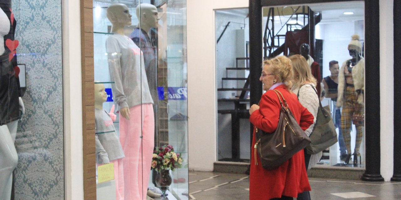 Procon de Lages orienta lojistas sobre a regularização de vitrines no comércio local