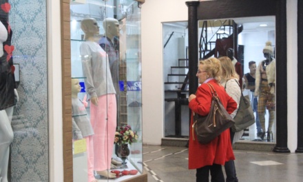 Procon de Lages orienta lojistas sobre a regularização de vitrines no comércio local