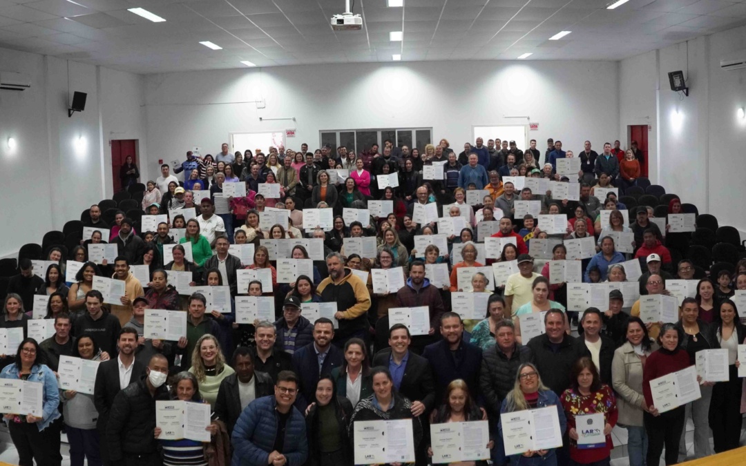 Prefeitura de Lages entrega 131 escrituras aos moradores do loteamento Lourival Bet pelo “Lar + Escrituras”