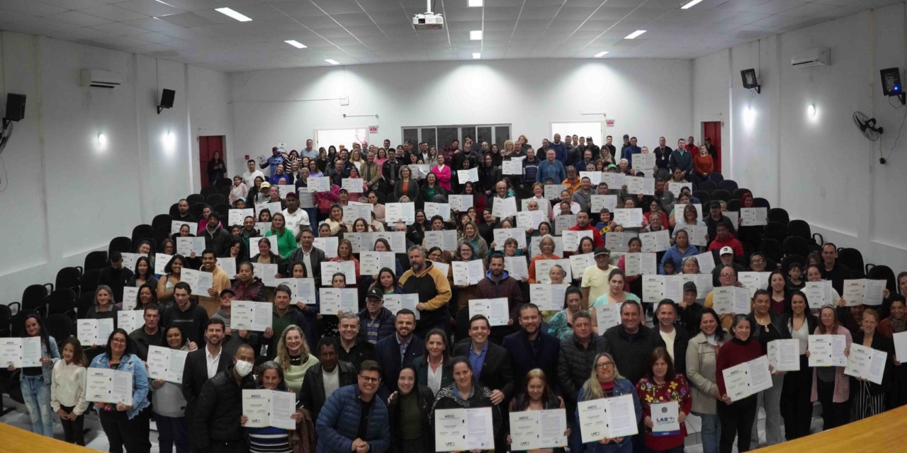 Prefeitura de Lages entrega 131 escrituras aos moradores do loteamento Lourival Bet pelo “Lar + Escrituras”