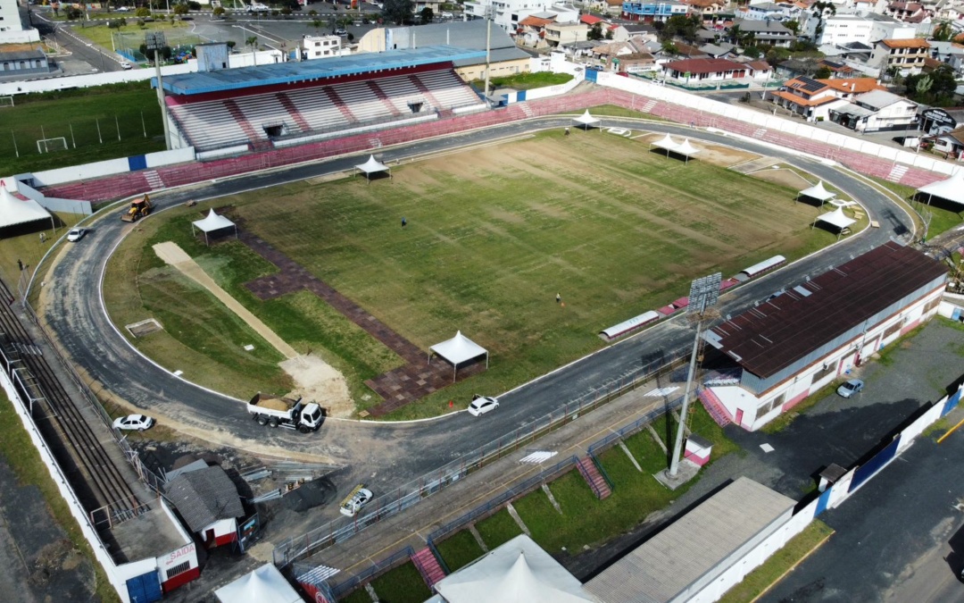 Estádio Vidal Ramos Júnior recebe força-tarefa da Secretaria de Serviços Públicos para o Parajasc
