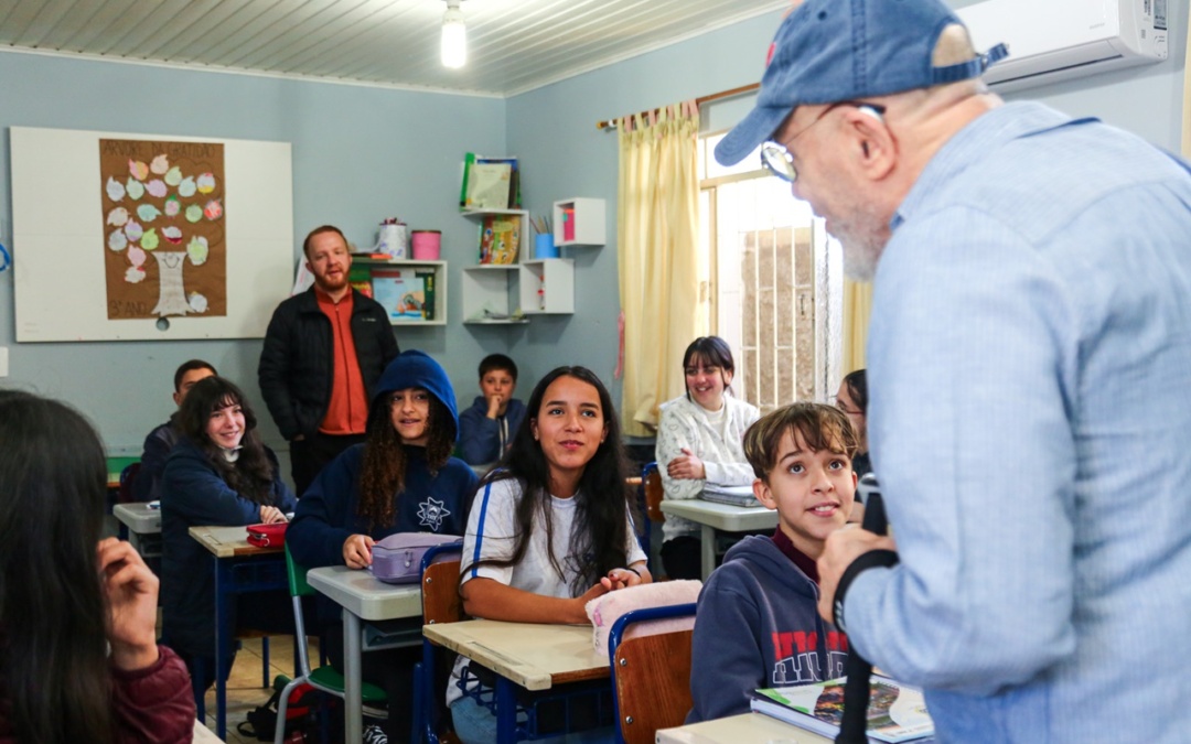 Emeb Suzana Albino França recebe visita de professor estadunidense