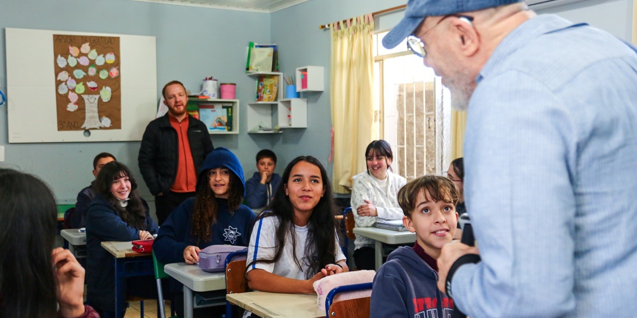 Emeb Suzana Albino França recebe visita de professor estadunidense