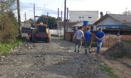 Força-tarefa da Secretaria de Obras e Infraestrutura conclui revestimento primário em todos os 72 bairros de Lages e inicia segunda rodada