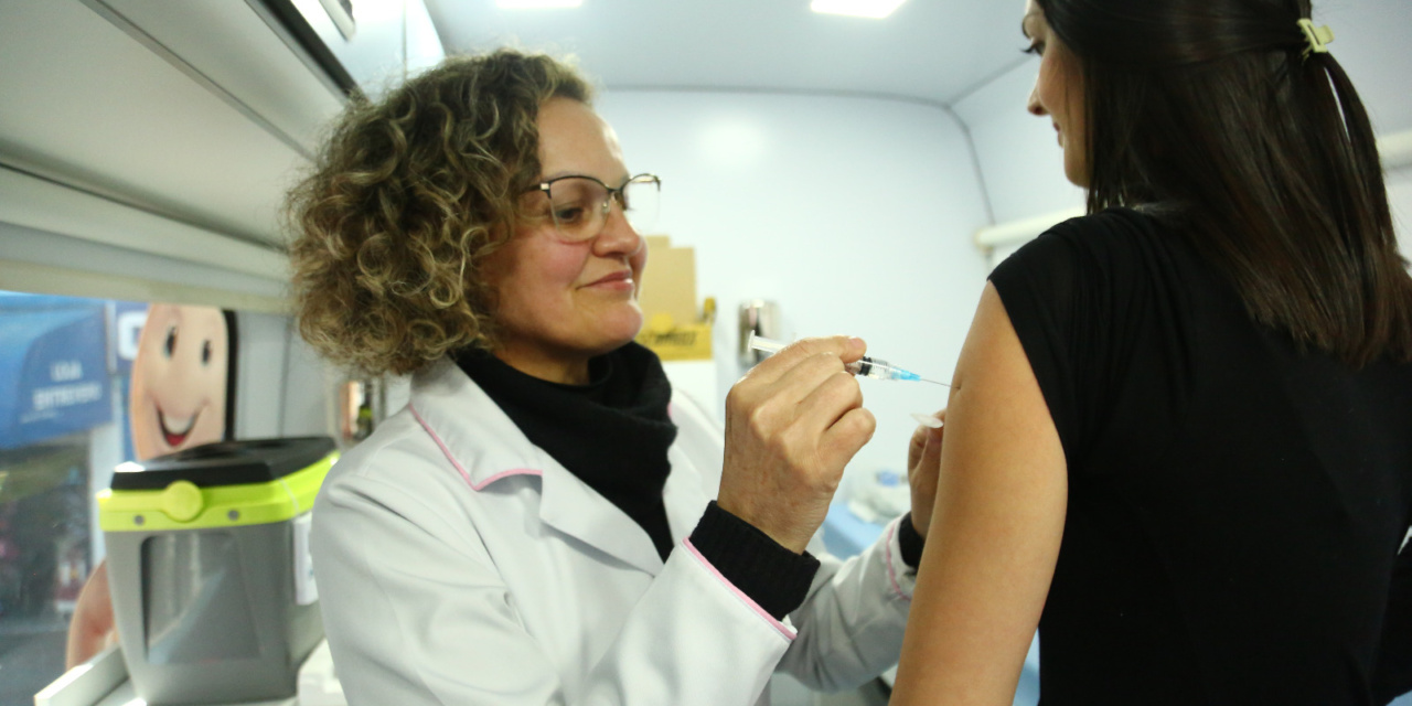 Ação conjunta entre Secretaria da Saúde e Educação levam vacinas às escolas para crianças e adolescentes