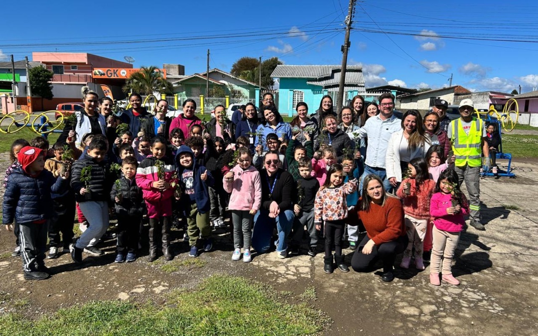 Semeando histórias, plantando um futuro mobiliza comunidade em eventos sobre o Dia da Árvore em Lages