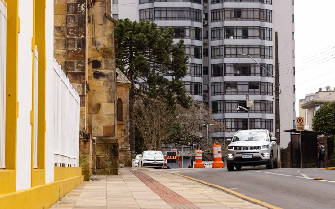 Prefeitura retira tapumes da rua Frei Gabriel e viabiliza volta do trânsito de veículos e circulação de pedestres à normalidade ao lado da Catedral Diocesana