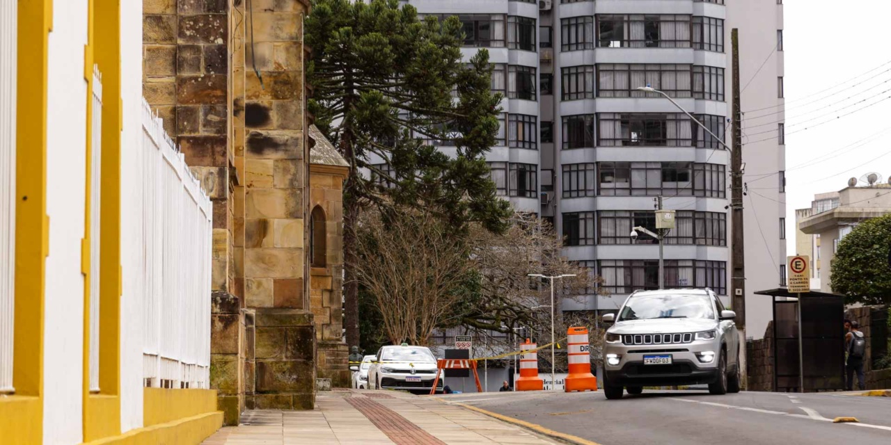 Prefeitura retira tapumes da rua Frei Gabriel e viabiliza volta do trânsito de veículos e circulação de pedestres à normalidade ao lado da Catedral Diocesana