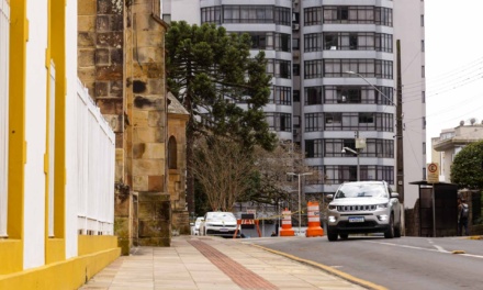 Prefeitura retira tapumes da rua Frei Gabriel e viabiliza volta do trânsito de veículos e circulação de pedestres à normalidade ao lado da Catedral Diocesana