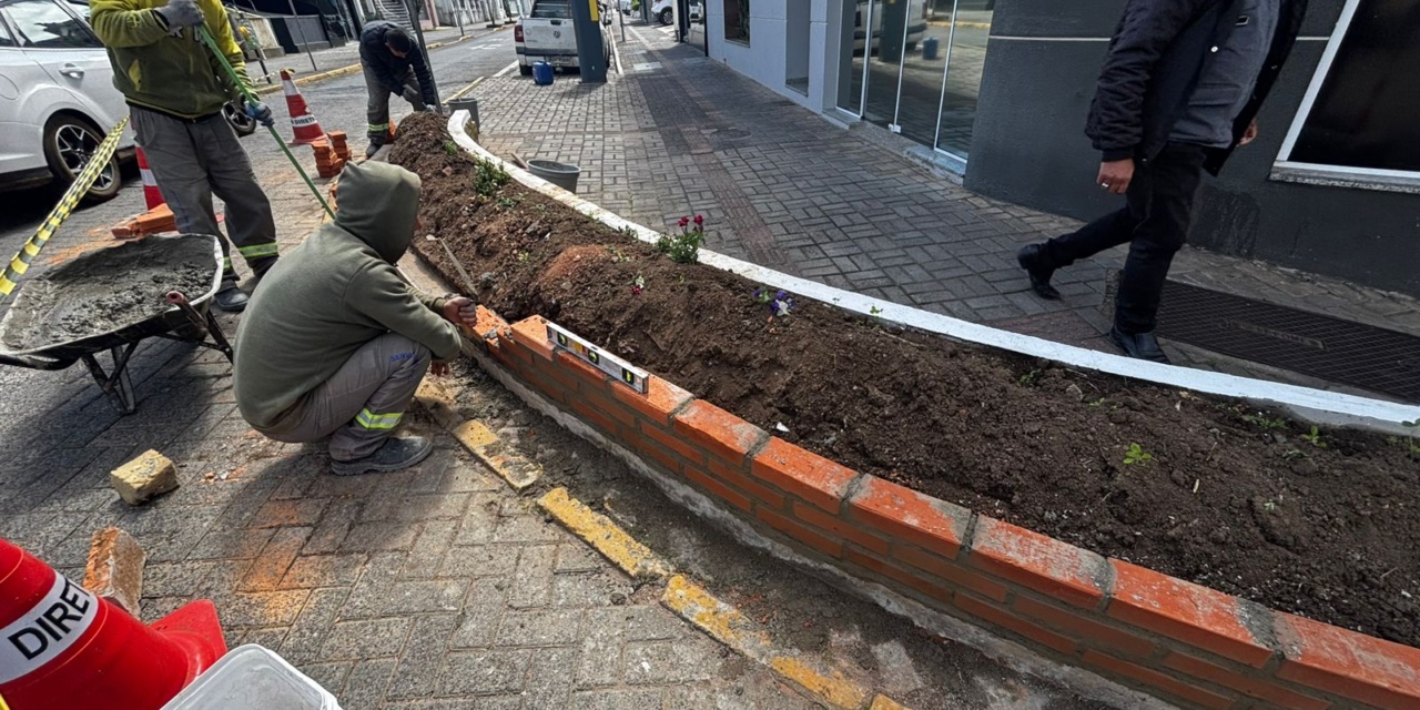 Recuperação de canteiros na Via Gastronômica será finalizada nesta semana