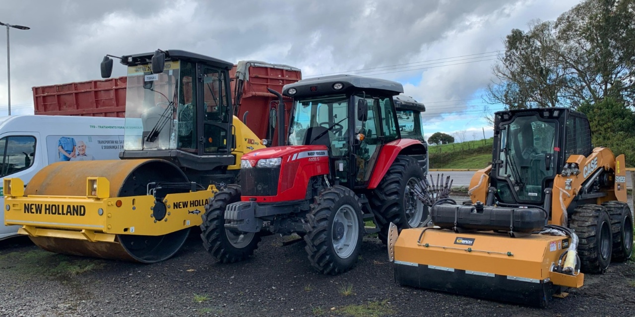Prefeitura de Otacílio Costa recebe três novas máquinas para fortalecer serviços urbanos e rurais