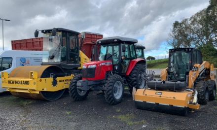 Prefeitura de Otacílio Costa recebe três novas máquinas para fortalecer serviços urbanos e rurais