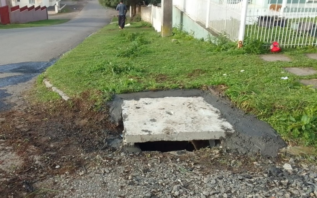 Bola de futebol e chave de automóvel: Secretaria de Obras e Infraestrutura retira objetos de redes de drenagem