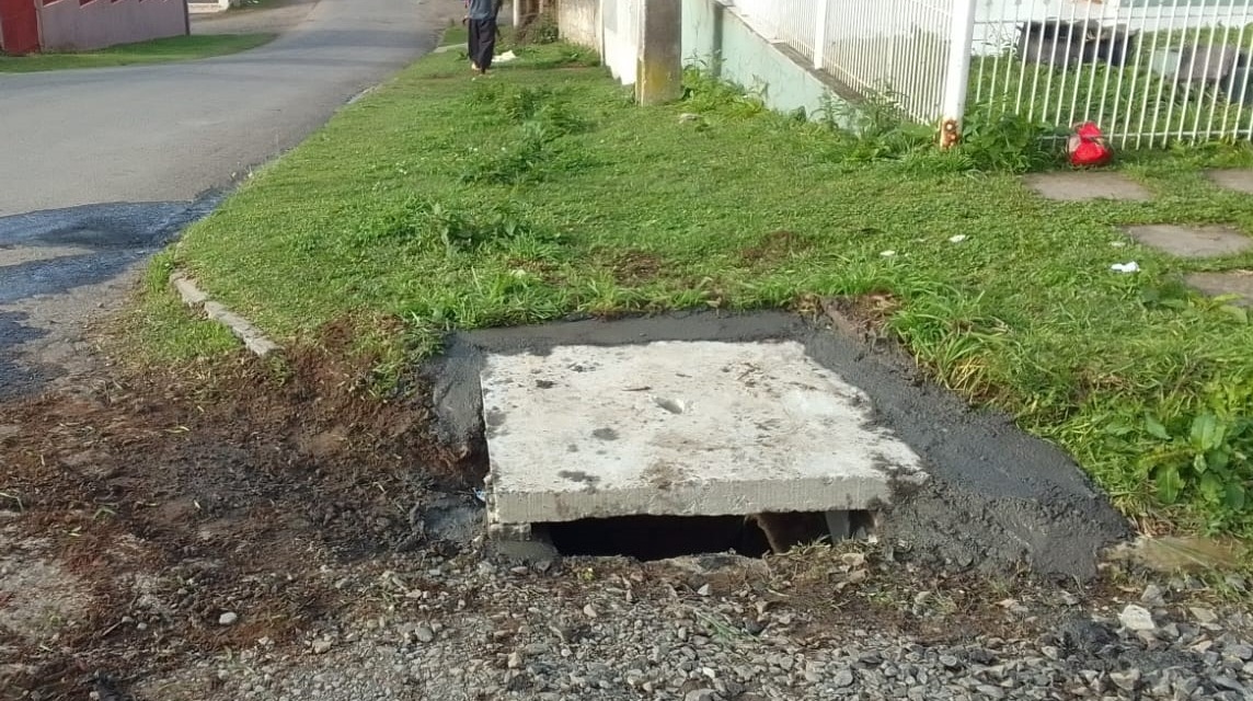 Bola de futebol e chave de automóvel: Secretaria de Obras e Infraestrutura retira objetos de redes de drenagem