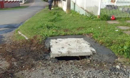 Bola de futebol e chave de automóvel: Secretaria de Obras e Infraestrutura retira objetos de redes de drenagem