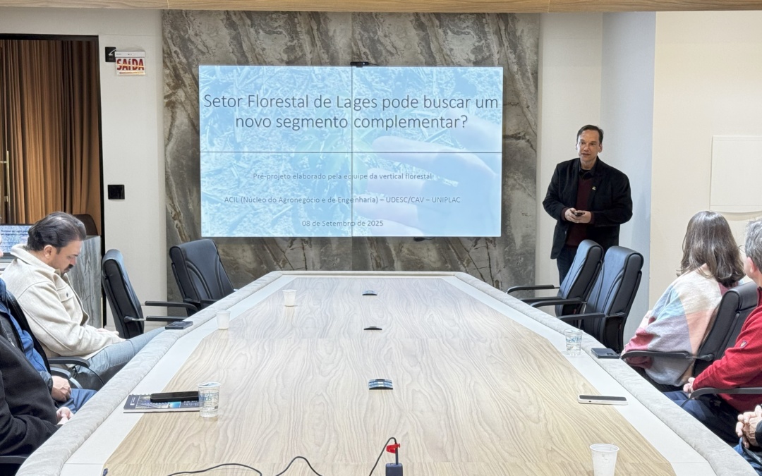 Professor da UDESC apresenta pré-projeto para o setor florestal em reunião com diretores da ACIL