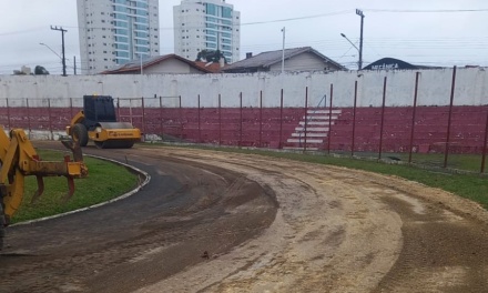 Pista de atletismo do Estádio Vidal Ramos Júnior está sendo revitalizada