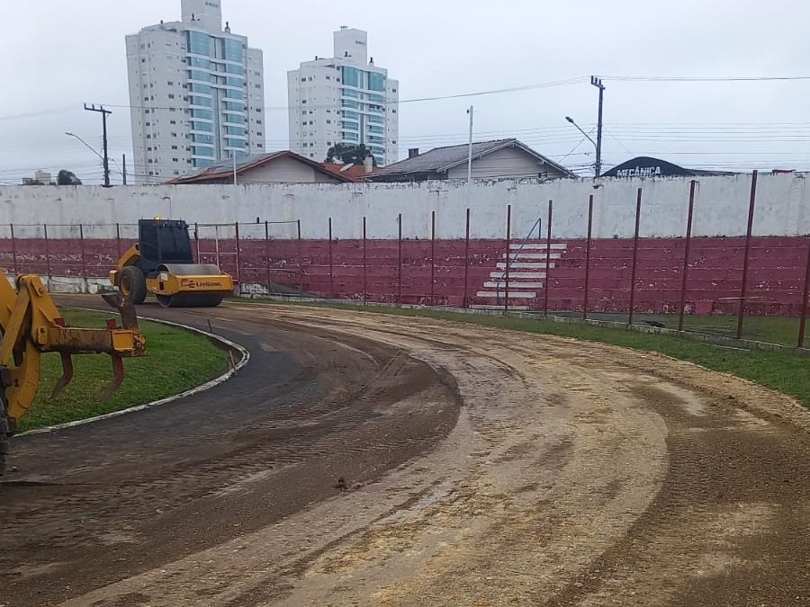 Pista de atletismo do Estádio Vidal Ramos Júnior está sendo revitalizada