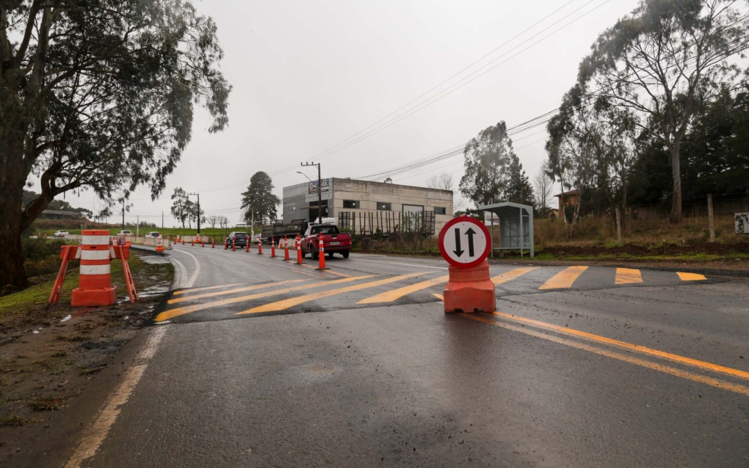 Prefeitura instala barreiras New Jersey na Avenida Juscelino Kubitschek de Oliveira para maior segurança no tráfego