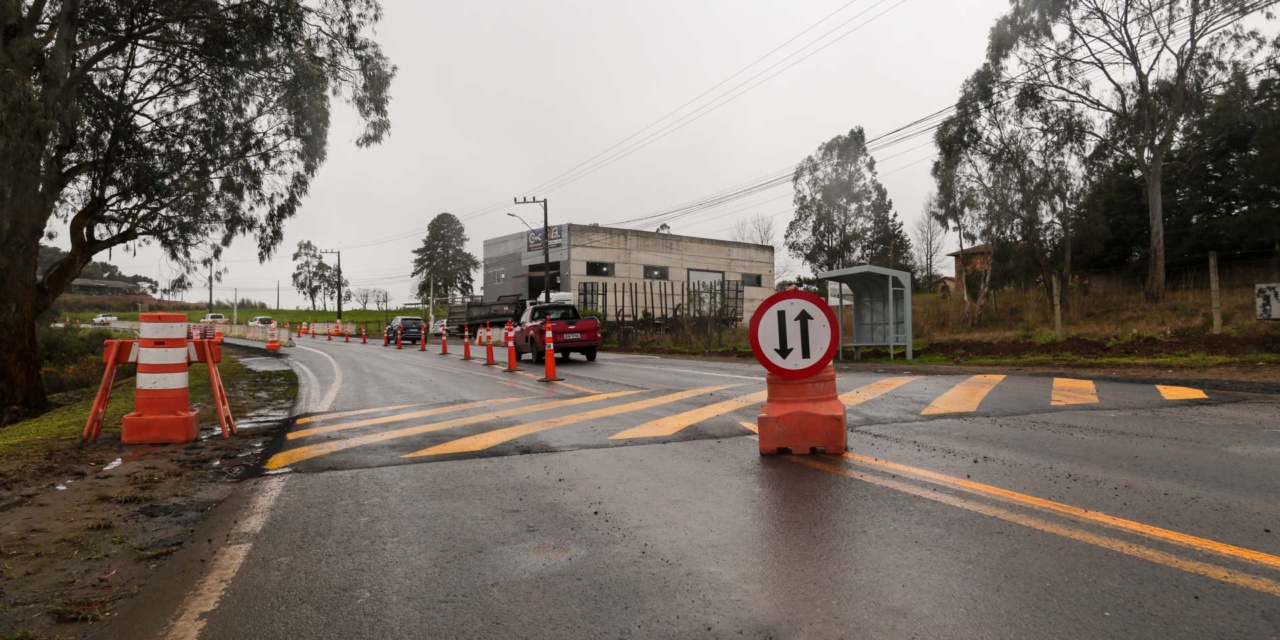 Prefeitura instala barreiras New Jersey na Avenida Juscelino Kubitschek de Oliveira para maior segurança no tráfego