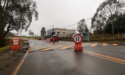 Prefeitura instala barreiras New Jersey na Avenida Juscelino Kubitschek de Oliveira para maior segurança no tráfego
