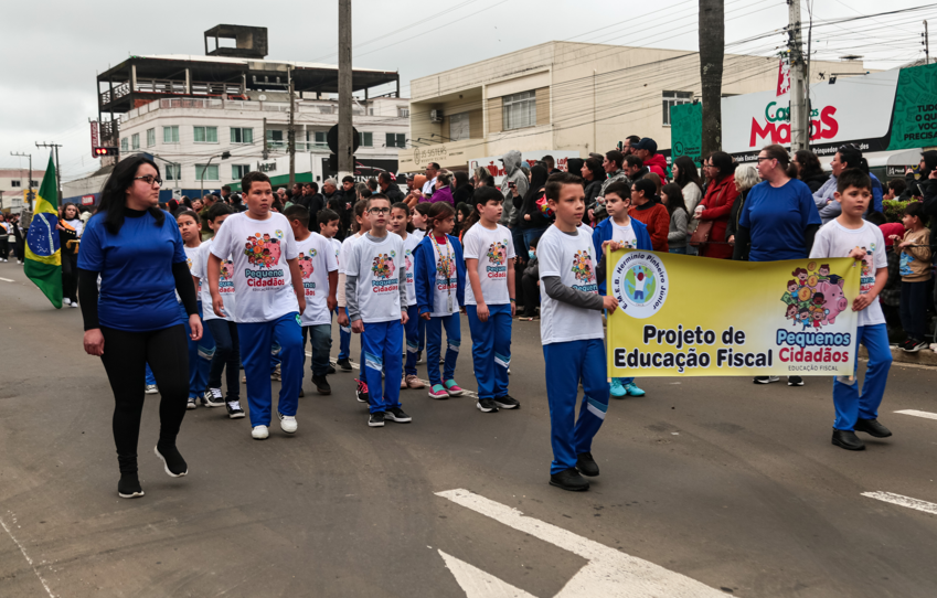 Crianças, estudantes e professores participam do Desfile Cívico na avenida Luiz de Camões