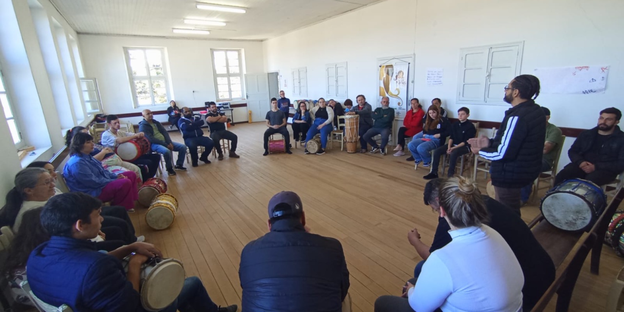 Som de resistência ecoa em Lages: aula inaugural da Escola de Tambor reúne aprendizados e vivências afro-brasileiras
