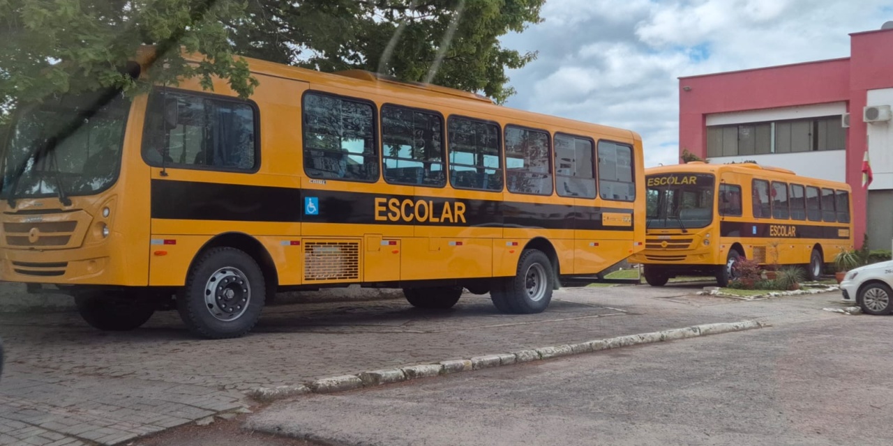 Prefeitura de Bocaina do Sul recebe dois novos ônibus para o transporte escolar