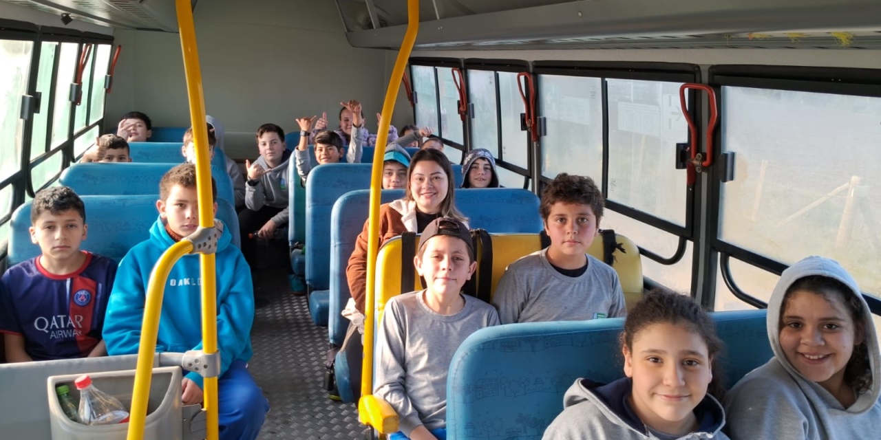 Núcleo Municipal Professora Adilha Matias Faria disponibiliza escolinha de futebol para alunos em parceria com a FME