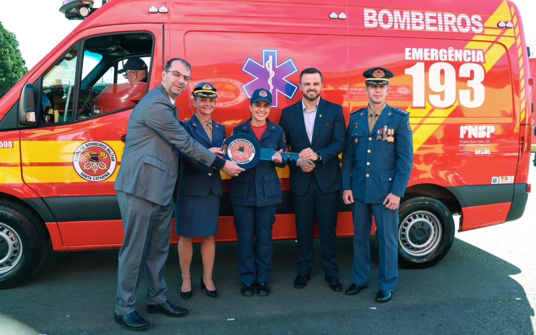 DEPUTADO LUCAS NEVES RECEBE TÍTULO DE ‘AMIGO DO BOMBEIRO’ EM LAGES E ANUNCIA R$ 1 MILHÃO PARA COMPRA DE NOVO CAMINHÃO DA CORPORAÇÃO