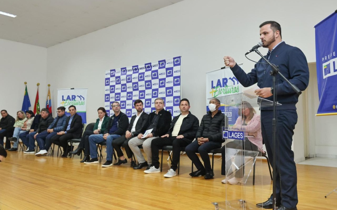 LUCAS NEVES PARTICIPA DA ENTREGA DAS ESCRITURAS AOS MORADORES DO BAIRRO PENHA, EM LAGES