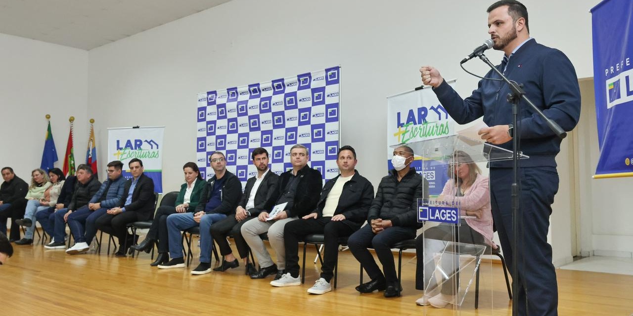 LUCAS NEVES PARTICIPA DA ENTREGA DAS ESCRITURAS AOS MORADORES DO BAIRRO PENHA, EM LAGES