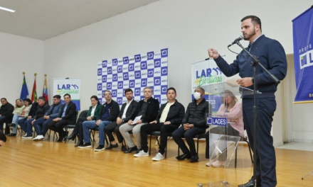 LUCAS NEVES PARTICIPA DA ENTREGA DAS ESCRITURAS AOS MORADORES DO BAIRRO PENHA, EM LAGES