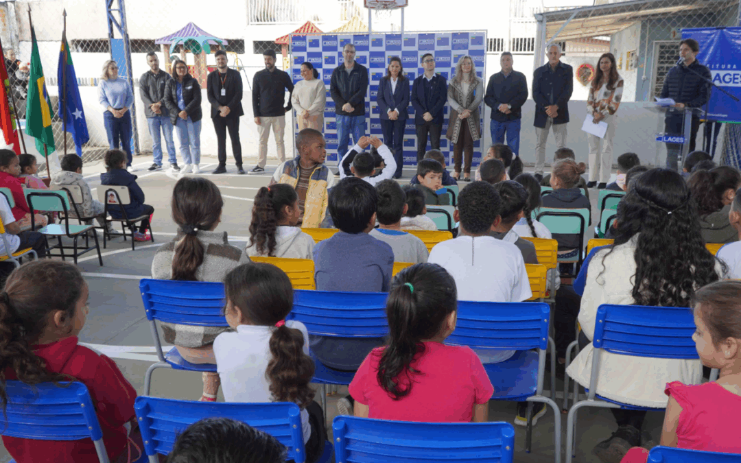 Comunidade Escolar da Emeb Saul de Athayde recebe nova quadra esportiva