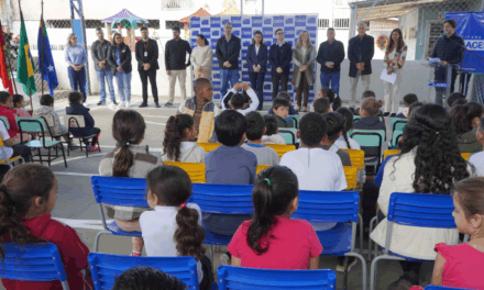 Comunidade Escolar da Emeb Saul de Athayde recebe nova quadra esportiva