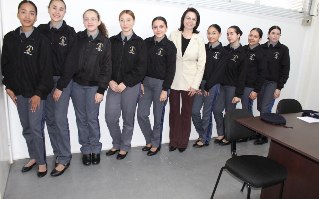 Alunas do Colégio Militar visitam a Secretaria Municipal de Saúde