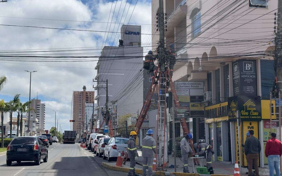 Fios a menos, cidade mais limpa: Ação retira cabos inativos na avenida Luiz de Camões