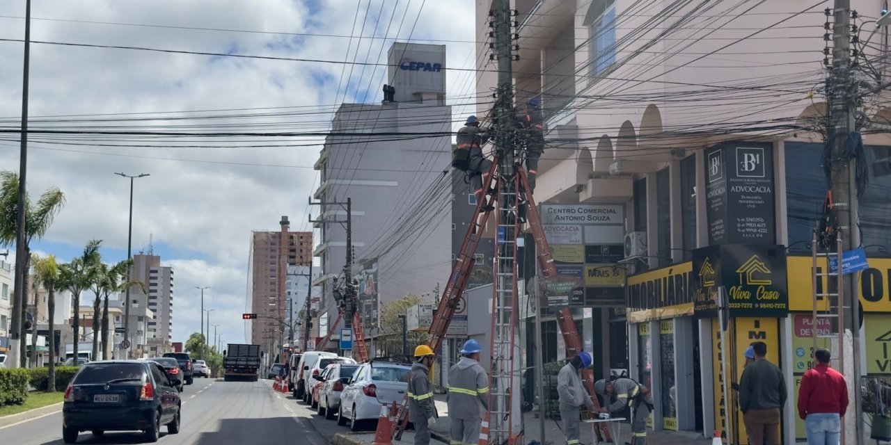 Fios a menos, cidade mais limpa: Ação retira cabos inativos na avenida Luiz de Camões