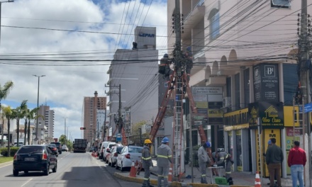 Fios a menos, cidade mais limpa: Ação retira cabos inativos na avenida Luiz de Camões